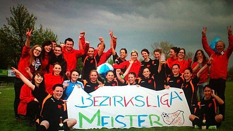 Das Meisterteam des FC Maihingen nach dem letzten Heimspiel am 04. Mai 2013 mit Spielerinnen und Trainerteam beim Feiern.