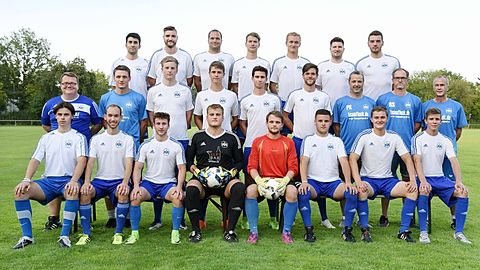 Oben von Links: Tobias Abrantes, Christopher Hinderer, Thomas Laechele, Kai Beyer, Julian Kohlmann, Mike Arzheimer, Jonas Basien
Mitte von Links: Trainer Thomas Otto, Trainerassistent Sebastian Gekeler, Spieler-Co-Trainer Alexander Bohn, Benni Ender, Lukas Brittinger, Bastina Malchow, kommis. Abteilungsleitung Peter Kohler, Roland Strobel, Thomas Kohler
Unten von Links: Nicolai Bartel, Erik Henniges, Tim Stoll, David Gosak, Daniel Diener, Hanns Wagner, Benni Kohlmann, Kris Hasebrink