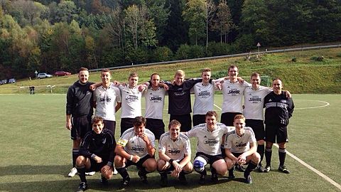 obere Reihe v.l.: Sandy Mischée, Luca Kern, Markus Zepf, Kai Lindermer, Felix Sahner, Benjamin Trenkle, Thomas Argast, Jonas Zepf, Mahir Hayatsu;
untere Reihe v.l.: Lukas Bregler, Niko Vogelbach, Dominik Garbe, Ralf Brombacher, Michael Dobslaw;