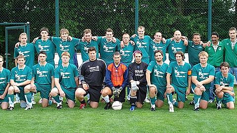 1. Kader des DJK-ASV Stubenberg 2006/2007 vor dem Relegationsspiel gegen SSV Eggenfelden II in Tann. Rechts hinten das Trainerteam Franz Kotter und Herbert Huber.