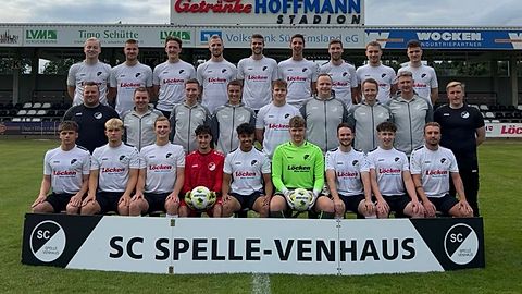 o.v.l.n.r.: Mattis Felix, Norman Wilmes, Tim Schulte, Tom Pliet, Linus Frecken, Luca Brämsmann, Christian Senker, Fabian Preun, Jost Vehr
m.v.l.n.r.: Manuel Schröder(Trainer), Timo Deters(Betreuer), Markus Senker(Betreuer), Michel Felix, Manuel Hoffrogge(TW-Trainer), Christian Eikens(Betreuer), Tobias Brüggemann(sportlicher Leiter), Marc Fontein(Co-Trainer)
u.v.l.n.r.: Lucian Höving, Nick Brack, Jasper Brüggemann, Fabio Facchin, Andrew Brodatzki, Niclas Rosenmüller, Lukas Thale, Leonard Hövelkamp, Onur Acar
es fehlen: Luca Brüggemann, Noah Vehr, Max Tenkleve,