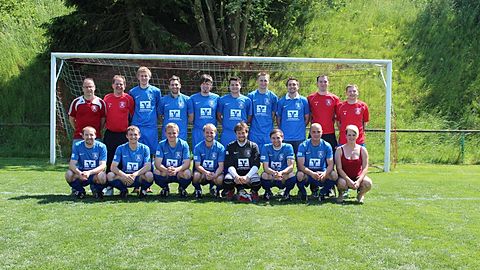 v. hinten links: Ex-Abteilungsleiter Martin Drexler, Betreuer Peter Drexler, Benjamin Haug, Martin Ziegler, Franz Dankel, Fabian Bücheler, Tobias Holdenrieder, Stephan Dizenta, Florian Wirth, Ex-Coach Falko Balin

v. vorne links: Stefan Watzinger, Mathias Mader, Mathias Ausperger, Martin Wagner, Stefan Merk, Dominik Hartmann, Maximilian Schleifer, Abteilungsleiteren u. Physiotherapeutin Antonja Schinzel

Es fehlen: Neu-Coach Miguel Torres, Christian Wiedemann, Markus Fuchs, Maximilian Seybold, Patrick Haug, Roland Gugerell