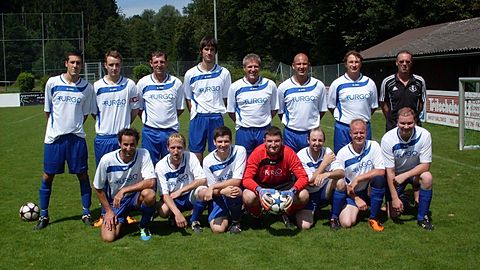 st. v. li.: Mazza Stefano, Braumandl Tom, Eder Timo, Walzer Patrick, Huber Hans, Most Werner, Penn Jürgen, Trainer Putz Christian
kn. v. li: Röhrenr Uwe, Mörtlbauer Josef, Klöber Andy, Beier Dominik, Fischer Roman, Schier Alex, Schiermeier Johannes