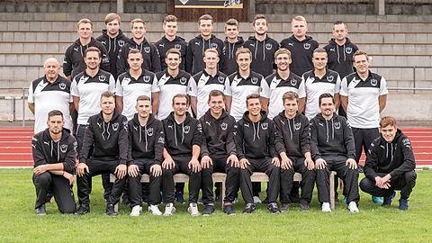 H.R.v.l. Patrick Demmer,Andreas Krenzler,Martin Sommer,Andreas Kleinheinz, Dennis Thierer, Dan Kachold,Benjamin Fürst, Florian Scham, Raphael Jacob
M.R.v.l. Wolfgang Steinbach (Trainer), Eduard Niederquell, Jan Müller, Lukas Steinhauser, Daniel Thomas, Jochen Daiber, Philipp Ludwig, Kevin Ramm, Andreas Stöckler.
V.R.v.l. Patrick Moll, Tobias Moser, Martin Freund, Sebastian Ludwig, Nico Landthaler, Dennis Traub, Janik Vogt, Alexander Allgäuer, Fabian Madlener.