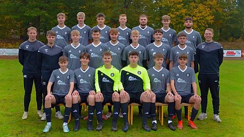 Untere Reihe von links nach rechts: Henry Stahl, Tom Goldsweer, Jan-Ole Plaggenborg, Elian Wraga, Bastian Meibers, Justin Brechters. Mittlere Reihe von links nach rechts: Marvin Kassens, Tim Stricker, Niklas Möhlenkamp, Paul Borgmann, Lennard Kordes, Joost Jansen, Christian Hibert, Jannis Lindemann, Jonas Kröger. Obere Reihe von links nach rechts: Henrik Stindt, Maximilian Eilers, Alex Martin, Noah Kröger, Tomke Neumann, Ben Schute, Hamza Camoglu.