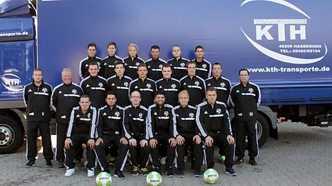 hintere Reihe v.l.n.r.: Bastian Knäuper, Marcel Schulte, Felix Meyer, Ilir Tarllamishaj, Philipp Laskowski, Jannik Kipker
mittlere Reihe v.l.n.r.: Dennis Ennen, Uwe Westermann, Yannik Kaiser, Marten Engwer, Tobias Demuth, Patrick Daniels, Hendrik Elixmann, Dominic Gröne, Thomas Grodd
vordere Reihe v.l.n.r.: Benjamin Schliebe, Ricardo Jörling, Michael Recker, Francisco Serrano, Alexander Unnewehr, Christian Gaus