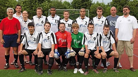 Hinten v.l.: (Trainer) Völker, (SpA) Brambach, Danz, Stadler, Ruf, Holm, Killich, Kulka, Stv. (Abtl.) Schön, (Abtl.) Kees.
Vorne v.l.: Dener, Steidel, Becayis, Grube, Demel, Langer.     Foto: Pfeifer
