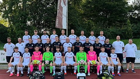 Vordere Reihe von Rechts: Tyler Otto, Dustin Masek, Jan Hünting, Alexander Krobok, Spielertrainer  Raphael Steinmetz, Alessandro Falcone, Noah Heutger, Ole Evers, Robin Aycicek, Luke Stratenhoff
Mittlere Reihe von Rechts: Betreuer Tim Baumann, TW-Trainer Patrick Lanfers, Fabio Saporito, René Biskup, Bjarne Neumann, Spielender Co-Trainer Aaron Langen, Präsident Hermann Buschmann, Marlon Römer, Marcel Parak, Nick Blanke, Danny Walkenbach, sportlicher Leiter Klaus Steinmetz, Co-Trainer Marcus Müller 
Hintere Reihe von Rechts: Niklas Jansen, Can Luca Gad, Sven Konarski, Jannik Haferkamp, Robin Buschmann, Levin Reichert, Batuhan Kaba, Lennard Stratenhoff, Maurice Gardey

Es fehlen: Co-Trainer Bajram Aliu, Marvin Alexi, Klaudiusz Nowak, Enis Kücük, Levin Jubt, Tim Munnes, Dennis Schroer, Justin Wzietek,