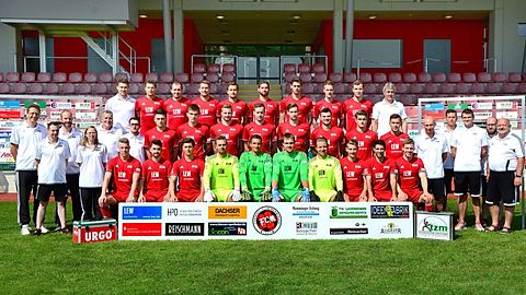 Obere Reihe von links: Tobias Kirchenmaier (Torwarttrainer), Dennis Hoffmann, Branko Nikolic, Fabian Krogler, Muriz Salemovic, Stefan Schimmer, Robin Volland, Daniel Eisenmann, Lucas Stumpe, Harald Rehklau (Konditionstrainer)
Mittlere Reihe von links (stehend): Dr. Stefan Gaum (Mannschaftsarzt), Andreas Hampp (Betreuer), Dr. Jan-Henrik Sperling (Mannschaftsarzt), Melanie Kohl (Betreuerin), Konrad Bärtle (Betreuer), Philipp Krassnitzer (Betreuer), Jamey Hayse, Maximilian Rupp, David Anzenhofer, Stefan Heger, Sebastian Schmeiser, Edgar Weiler, Andreas Ludwig, Furkan Kircicek, Stefan Anderl (Cheftrainer), Alexander Methfessel (Assistenz-Trainer), Andreas Köstner (U21-Trainer), Tobias Hugel (Physiotherapeut), Helmuth Barth (Physiotherapeut + FCM-Finanzausschussvorsitzender)
Untere Reihe von links (sitzend): Marco Schad, Philipp Boyer, Adrian Zuka, Jonas Gebauer, Martin Gruber, Florian Egle, Fabio Zeche, Raffael Friedrich, Daniel Zweckbronner, Tim Buchmann
© Olaf Schulze / FC Memmingen