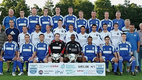 Hinten v.l.: TW-Trainer Sauter, Yologlu, Scheurer, Krämer, Wendt, Fisch, Naumann, Ruranski, Brandenburger, Betr. Weber.
Mitte v.l.: Pressewart Blei, Trainer Rosenberger, Stutzmann, Sapmaz, Heppner, Lohner, Kuhn, Ramadani, Ucar, Bräunig, Vittadello, Abtltr. Lee, Trainer Gellert, SpA Stubenrauch.
Vorne v.l.: Aycho, Ademi, Sadegh, Perschewski, Lebasse, Elbouzidi, Wachs, Reich.     Foto: Pfeifer