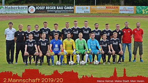stehend von links: Uli Münchmeier (1.Vorstand), Michael Singer (Trainer 2.Mannschaft), Sascha Haberkorn, Matthias Hammerl, Tobias Kleber, Tobias Hartung, Valentin Forster, Stefan Mitlmeier, Luca Kraus, Michael Pinter, Corbinian Franz, Bernd Reil (Trainer 2.Mannschaft), Markus Wildenauer (Sportlicher Leiter Herren), Thorsten Brenner (Betreuer 2.Mannschaft)
sitzend von links: Felix Stubenrauch, David Grötsch, Julian Müssig, Radek Minich, Dominic Kummer, Manuel Häusler, Lukas Gruber, Felix Fritsch