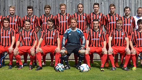 stehend von links: 2. Abteilungsleiter Longin Berger, Sportlicher Leiter Stefan Wiederer, Physiotherapeutin Teresa Ludwig, Michael Laumer, Alfred Hingerl, Johannes Schwarzfischer, Johannes Schmid, David Smietanski, Christian Heimerl, Daniel Lottes, Tobias Ederer, Thomas Elsner, 1. Abteilungsleiter Markus Lehner, Trainer Horst Schmidhuber, Sportlicher Leiter Wolfgang Galli;
sitzend von links: Florian Weber, Dave Radke, Tobias Sturm, Mario Weiß, Bastian Schreiner, Simon Roith, Christian Pohl