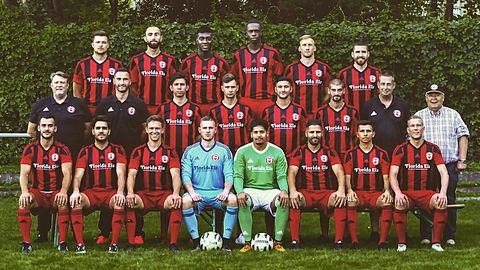 Obere Reihe (v.li.): Lukas Schmidt, Youssef Abou-Abbas, Amoako Mannah, Kelvin Adomah, Daniel Hempel, Burak Asikoglu
Mittlere Reihe (v.li.): Axel Vogel (Teamtrainer), Michael Karakaya (Teamtrainer), Fatih Motuk, Kevin Zecha, Mahmoud Akkaoui, Ferdi Pilan, Carsten Neik (Zeugwart), Gerd Achterberg (Vereinspräsident)
Untere Reihe (v.li.): Steve Kunze, Yusuf Yildirim, Niels Preuß, Patrick Boel, Inanc Bayezit, Özkan Yilmaz, Önder Kalkan, Sebastian Weidemann