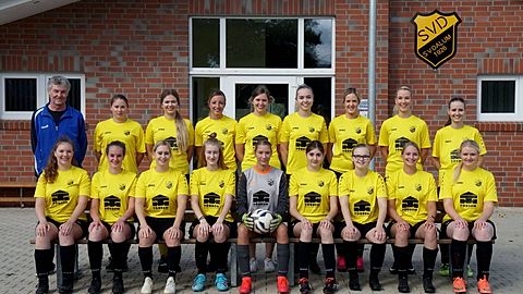 h.v.l.: Hans-Dieter Bruns (BT), Laura Dall, Laura Wessling, Linda Kleine, Hannah Topper, Emma Wöhl, Sophia Tallen, Julia Rosken, Jana Bollmann
u.v.l.: Marina Kock, Anna-Maria Többen, Kristin Engler, Marie Burke, Carolin Rosken, Corinna Wellmann, Doreen Mertineit, Vivien Meiners, Rebecca Vieth