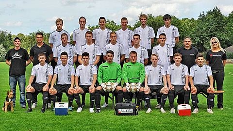 Hintere Reihe v.l.n.r.: A. Kring, B. Klasen, P. Reich, M. Fuchs, D. Bienefeld, K. Bukezhev


Mittlere Reihe v.l.n.r.: Trikotsponsor D. Esser, Co-Trainer A.Atabay, T. Bernrath, T. Ugowski, F. Braunegger, P. Drees, G.-L. Difeo, Trainer A. Kiese, Trikotsponsorin N. Drees


Vordere Reihe v.l.n.r.: K. Hahn, C. Both, M. Kaiser, R. Lauterbach, T. Landau, J. Sönke, S. Becker, M. Sousa


Es fehlen: S. Drube, M. Stampf, K. Schmitz, S. Koch, E. Yurtsever, TW-Trainer H. Büchel