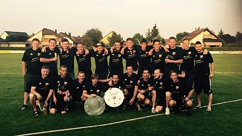 oben von links nach rechts: Alexander Müller, Alexander Schiefer, Daniel Himmrich (Fan), Johannes Langmann, Torsten Kern, Holger Wägner, Nico Christ (A-Jugend), Daniel Hirsch, David Müller (Fan), Andreas Kraus, Jochen Leitner (Torwarttrainer), Dirk Hieronymus (Trainer)
unten von links nach rechts: Dieter Hieronymus (1. Vorstand), Florian Schmoranzer, Torsten Gräbner, Martin Kosinski, Rainer Hieronymus, Marcel Schramm, Julius Pfeuffer, Martin Reuß, Tobias Schmoranzer