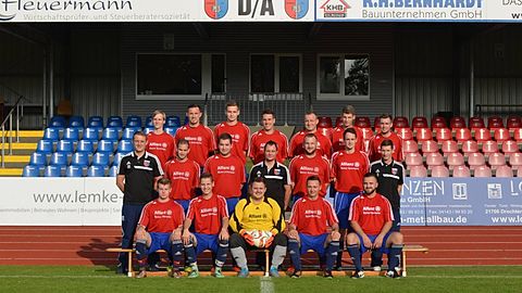 Oben (von l.n.r.): Timo Wandt, Denny Franz, Florian Marx, Christoph von Holt, Fabian Heidhoff, Kevin Meier, Kevin Hesse.
Mitte (von l.n.r.): Alexander Mak (Trainer), Florian Hein, Eike Ropers, Rene Fiege (Betreuer), Malte Hempel, Marco Hühnecke, Kay Sanftleben (Co Trainer).
Unten (von l.n.r.): Tjorven Amling, Julian Kahlau, Oliver Bethke, Alexander Sebold, Pellumb Aki.