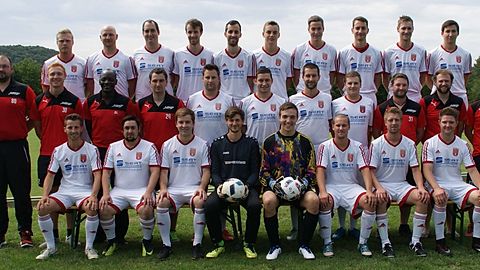 Hinten von links: Johann Häckl, Andreas Guttenberger, Michael Braun, Simon Würdinger, Tobias Würdinger, Alexander Schmidts, Benedikt Mandl, Robert Würdinger, Markus Hartlmüller, Wolfgang Sachsenhauser
Mitte von links: Torwarttrainer Wolfgang Würdinger, Teammanager Bernd Maldoner, Trainer Andreas Luzolo, Co-Trainer Matthias Neuhierl, Christopher Baldauf, Martin Dechant, Ertugrul Güclüer, Tobias Jobst, Abteilungsleitung Kevin Hammer, Markus Gerber, Florian Faltermeier
Vorne von links: Tobias Schlehuber, Fabio Uhl, Elias Rinner, Matthias Rank, Stefan Gallenberger, Dennis Jobst, Robert Hummel, Lukas Weiß
nicht auf dem Bild: Christian Schiedrich, Patrick Falls, Fabian Schreiber, Aykut Özdemir, Markus Hofstetter, Christoph Berger, Markus Hofrichter, Alexander Heimler, Benedikt Maier, Betreuerin Lisa Seebauer, Physiotherapeutin Lisa Flauger