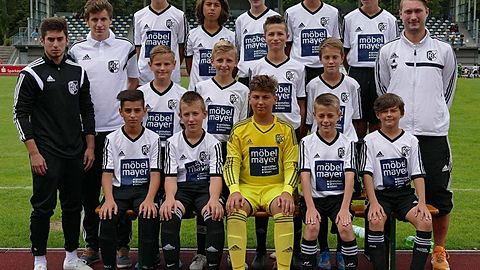 U 13 Junioren mit den Trainern Dennis, Enes und Lukas