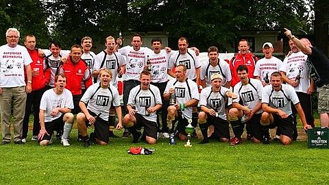 Hintere Reihe von links nach rechts: Josef Haase (Präsident), Andreas Winkler, Tomáš Jägr, Vladimír Jindřich, Zbyněk Přibyl, Clemens Mitscherlich, Georg Ginzel, Felix Jannasch, Sven Kalkbrenner, Andreas Kern, Jürgen Heidler (Trainer), Maik Schüttker (Betreuer), Gerd Wockatz (Mannschaftsleiter)
Vordere Reihe von links nach rechts: Ronny Melzer, Eric Neisser, Paul Heldner, Fritz Winkler, Patrick Faßke, Miroslav Dostál, Rico Block
