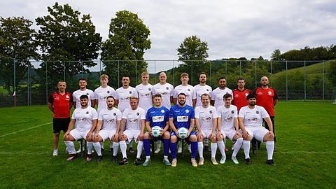 O.v.l.: Trainer Sefik Mehic, Marvin Grüll, Tristan Melzer, Alin Paranici, Patrick Huber, Marcel Klöpfer, Magnus Kowalk, Dennis Seez, Ziberi Mahir, Trainer Fabian Flatau, Manager Michael Melzer
u.v.l.: Semi Bouchantouf, Emra Sehic, Philipp Haar, Malte Kowalk, Julian Hagedorn, Jan Niklas Ehleiter, Robin Kuske, Marco Montagna