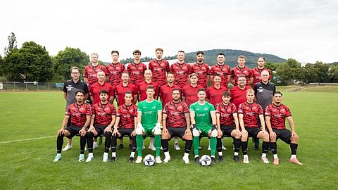 Hintere Reihe von links: Moritz Seltenreich, Lenny Mändle, Theo Gut, Mateo Erceg, Yannick Ruther, Baran Ates, Adil Kovacic, Noah Ascherl, Fabian Falzone.
Mittlere Reihe von links: Abteilungsleiter Gero Wittlinger, Physiotherapeut Stanislav Gayluk, Athletiktrainer Zeljko Jelec, Torwarttrainer Timo Schöffel, Trainer Pascal Römpfer, Co-Trainer Matthias Seidl, Sportlicher Leiter Timo Ascherl, Teammanager Joachim Rickel, Abteilungsleiter Wolfgang Mayer,
Vordere Reihe von links: Toni Suddoth, Matteo-Pio Stefania, Francisco Römpfer, Max Piegsa, Baran Parlak, Pascal Greschner, Fabio Malerba, Nathan Winter, Vito Caliandro
Es fehlen: Felix Strodel, Emil Braun, Melih Caliskan