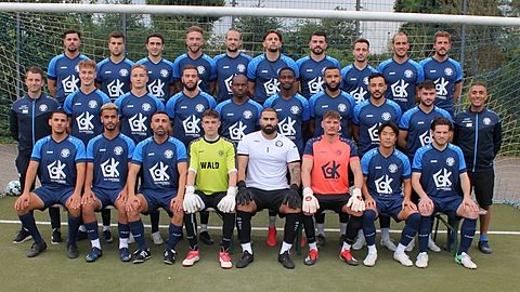 hintere Reihe: Kaan AKCA, Markus LEHMANN, Hussein HAMMOUDA, Marcel DAVIDOWSKI, Sven THALMANN,     Georg SHKRI, Granit RAMA, David CLAUß, Miron WESSELS, Finn SPRINGER, 
mittlere Reihe: TW Trainer Markus KLÜTSCH, Simon GEERTSCHUIS, Marius GEERTSCHUIS, Ergün YILDIZ, Mauriphile SANGANAZA, Pascal TONOU, Joshua SUMBUNU, Fehd MESTIRI, Astrit DAUTI, Trainer Ali MEYBODI, vordere Reihe: Redouan HAMDANI, Roman WAKILY, Iskender PAPAZOGLU, Julian KRAJNC, Christian TOK, Ron MEYER, Tomoya KUROGI, Mats KREMER