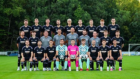 Obere Reihe von links: Philipp Klein, Luca Lambert, Johannes Reichrath, Samuel Ikas, Fabio Klyk, Lukas Grünbeck, Marcel Ecker, Henri, Dorst, Alexander Sutter
Mittlere Reihe von Links: Jens Lorang, Kilian Schneider, Kai Berrang (sportlicher Leiter), Christian Meiser (sportlicher Leiter), Thomas Bettinger (Trainer), Marc Birkelbach (Co-Trainer), Thomas Nawrath (Betreuer), Vincent Boghossian, Lars Brückner
Untere Reihe von Links: Johannes Hell, Lukas Mittermüller, Nivolas van Geenberghe, Benedikt Schmitt, Timo Wagner, Yannick Schneider, Correntin Bund, Dren Miftari, Mirco Zavaglia
es fehlen; Justin Lippert, Luca Sesar