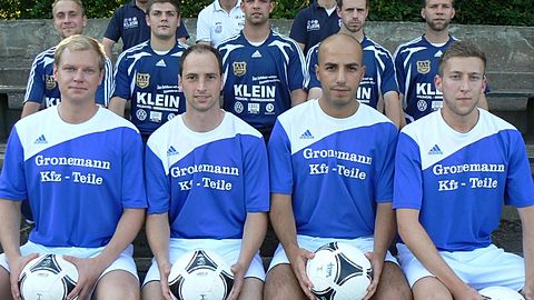 Neu im Team der Ersten Mannschaft : Reihe vorn.v.l. Christian Bollermann ( Wölfe 2 ), Dennis Küllmer ( TSV Heiligenrode ), Riccardo Baronelli ( Wölfe 2 ), Dominik Heine ( TSV Heiligenrode ), Reihe mitte v.l. Marvin Schwiede ( TSV Rothwesten ), Patrick Scheuren / Helm ( SG Calden / Meimbressen ), Marcel Collura ( SG Calden / Meimbressen ), Dennis Reimann ( Wölfe 2 ), Manuel Keller ( Wölfe 2 ), Reihe hinten v.l. Trainer Oliver Frank, Torwarttrainer Willi Oppermann, Co. Trainer Bastian Reeser. Es fehlen Leon Pehar ( TSG Sandershausen ), Yannick Fischer ( TSV Ihringshausen ).