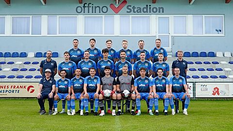 Hinten v.l.n.r.: Marcel Thiel, Christoph Gruber, Lukas Holderied, Timo Hössl, Julian Feneberg, Thomas Echteler
Mitte v.l.n.r.: Trainer Hans-Jörg Nisseler, Dominik Portsidis, Manuel Schäffler, Leopold Reißle, Robin Brandmeir, Nicolas Leibbrandt, Jürgen Piller, Sportlicher Leiter Daniel Mohr
Vorne v.l.n.r.: Betruer Markus Höllisch, Tim Seefried, Marco Faller, Johannes Heinle, Tobias Maier, Fabio Eschbaumer, Niklas Eggensperger,