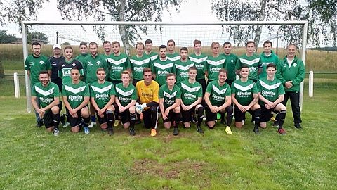 Hinten (v.li.): Trainer Peter Niestatek, André Lense, Paul Rogolowski, Mario Miljkovic, Daniel Träger, René Decher, Glogowski David,Sebastian Stein.
Mitte (v.li.): Olcay Kilic, Nico Schulz, Daniel Köhl, Jannik Görnert, Markus Erbe, Etnik  Tahiri, Gabriel Gülec, Marc Jäger, Dennis Wenzel, Co-Trainer Christian Haid.
Unten (v.li.): Patrick Jörg, Ismail Uzun, Jannik Dietz, Til Daniels, Tolga Travaci, Michael Pester, Max Schepp, Robin Siozios, Jannik Jörg, Max Schöneck.
Foto: Schepp