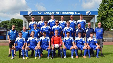 (hinten v.l.): Oleg Schmidt, Christian Prekel, David Nagelmann, Daniel Plagge, Florian Hensen, Chris Völker. (Mitte v.l.): Johannes Teepker, Helmut Weltring, Peter Janssen, Carlo Niemann, David Sels, Jonas Hellmann, Trainer Manfred Meemann, Ko-Trainer Carsten Brinkmann, Markus Öing. (vorne v.l.): Alexander Sredajevic, André Höving, Sascha Rumpke, René Krannich, Willi Schmidt, Florian Jaske, Niklas Burrichter Es fehlen Sebastian Niebur, Andreas Jaske, Marcel Keuter, Thomas Fehren, Markus Deuling, Sven Friebert, Nedim Karabegovic, Sergej Spies und Christian Rathsmann.