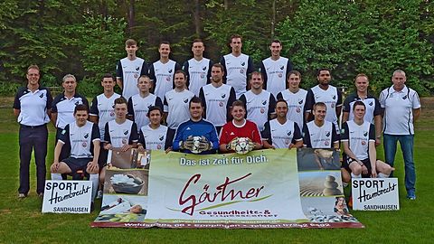 Hinten v.l.: Mike Schüssler, Marco Molitor, Tobias Bulling, Normen Zimprich, Florian Gauderer
Mitte v.l.: Matthias Benz (1.Vorstand), Gunter Brand (Trainer), Fabian Heitlinger, Oliver Reschka, Janek Benz, Marius Maier, Marcel Limberger, Peter Feucht, Dominique Logan (Co Trainer), Matthias Leyrer (Spielleiter), Harald Keller (Betreuer)
Vorne v. l.: Kevin Kühner, Maximilian Föse, Dennis Graf, Marcio Albuquerque, Meik Müller, Dominique Klein, Ilija Duvnjak, Sascha Böhringer
Foto:Kraichgausport/S.Lörz