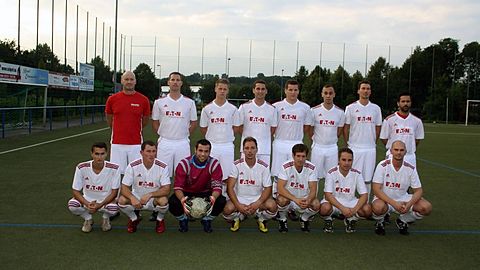 2. Mannschaft SV Lohmar: hintere Reihe von links nach rechts: Trainer Jan Pütz, Co-Trainer Jens Mostögl, Tim Ossendorf, Arne Dietz, Oliver Patera, Daniel Schultes, Daniel Schulze, Bruno da Silva vordere Reihe von links nach rechts: Niko Bökert, Oliver Assenmacher, Dimitrios Christakakis, Gabriel Görgens, Sebastian Seifert, Murat Thomas, Hendrik Marsitz