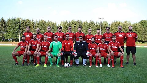 hintere Reihe (von links): Frank Lenhardt (Trainer 2. Mannschaft), Oliver Bart, Julien Schmitt, Julian Backes, Lukas Ney, Thomas Guthörl, Matthias Horras, Christopher Lambert, Jens Bohnenberger, Dominik Schmitt (Trainer 3. Mannschaft), Christian Henkes (Geschäftsführer Finanzen) vordere Reihe: Jörg Feid, Jens Therre, Michael Heck, Carsten Recktenwald, Dominik Finkler (Trainer 3. Mannschaft), Erik Theis, Nico Haupert, Stefan Braun, Marco Guthörl