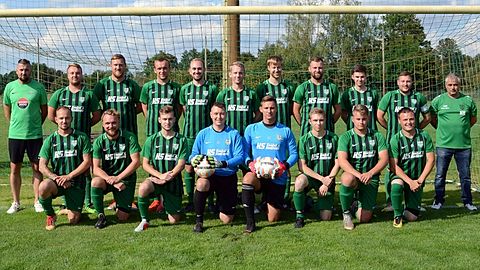 h.R.v.l.: Mark Worreschk (Trainer), Lukas Seifert, Stefan Gromm, Andreas Muschick, Sebastian Jentzsch, Hannes Müller, Hendrik Funke, Thomas Priefer, Jonas Schwer, Philipp Seifert, Mario Mummert (Betreuer)
v.R.v.l.: Kevin Krüger, Florian Badack, Leon Mucha, Kevin Kossack, Tom Bremer, Jonas Schramke, Felix Mummert, Matthias Kunkel