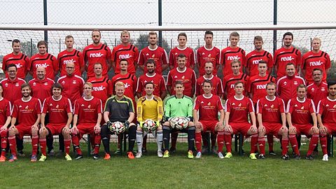 3.Reihe v. l.: Friedrich Münch, Wächtler Alexander, Nadolny Andreas, Mayer Severin, Maier Roland, Laubscher Ben, Wandinger Matthias, Krüger Oliver, Ehrlich Ben, Kobilke Hannes, Schober Valentin, Maier Felix
2. Reihe v. l.: Dullinger Egon, Hartl Manuel, Kraus Manfred, Leitl Mario, Nirschl Matthias, Utrata Manuel, Bauriedl Markus, Hartl Daniel, Czech Dominik, Maier Maxi, Kronschnabl Simon, Blechinger Konrad, Hartl Josef, Sauer Martin
1. Reihe v. l.: Harant Tobias, Falk Ludwig, Frank Stefan, Oberneder Sebastian, Kramer Simon, Lischewski Herbert, Riedel Alexander, Köck Johannes, Oswald Johannes, Gsödl Alexander, Gäßl Alexander, Avci Tolgay