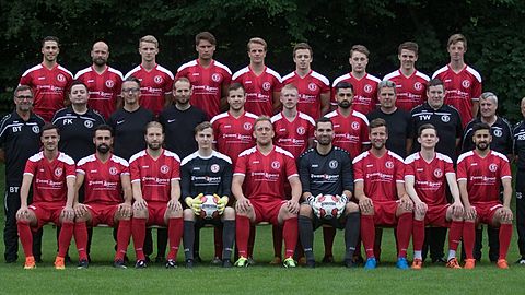 untere Reihe v.L.: M. Stoltenberg, L. Celik, M. Schultz, L. Losch, D. Schindler, L. Möller, Ph. Schümann, M. Reese, O. Erkocu
mittlere Reihe v.L.: T. Frank, D. Völter, F. Koca, S. Köpke, T. Sell, F. Pauls, Ke. Wagner, R. Kandil, Ka. Wagner, J. Müller, G. Büschel, R. Sell
obere Reihe v.L.: T. Otluoglu, J. Sell, Y. Schümann, J. Urbat, J. Bandhold, J. Fieseler, D. Großmann, D. Wagner, P. Puls

Copyright: Jan-Phillip Wottge