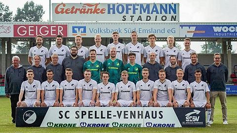 1. Mannschaft - SC Spelle-Venhaus / 

Obere Reihe von links nach rechts : Florian Hoff, Sascha Wald, Jan-Hubert Elpermann, Marcel Ruschmeier, Leon Dosquet, Michael Bünker, Jona Breulmann, Christoph Ahrens, Torben Stegemann / 

Mittlere Reihe von links nach rechts : Ansgar Achteresch (Betreuer), Lisa Weber (Physiotherapeutin), Bernd Schröer (Betreuer), Tobias Wilde (Betreuer), Bernd Dücker, Florian Egbers, Mattis Niemann, Johann Benner (Co-Trainer), Steffan Thünemann (Co-Trainer), Hanjo Vocks (Trainer), Markus Schütte (Mannschaftsverantwortlicher) / 

Untere Reihe von links nach rechts : Steffen Wranik, Artem Popov, Adrian Lenz, Jannik Landwehr, Timo Nichau, Patrick Siemer, Jan-Luca Ahillen, Phillip Elfert, Tobias Tegeder, Anton Popov / 

Es fehlen, Dieter Muldbücker (Physiotherapeut), Jonas Gottwald (Torwart Trainer)