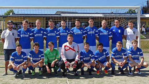 1.Mannschaft 2016/2017 

Oben von links nach rechts: Betreuer Sebastian Blaß, Dennis Hoffmann, Jonas König, Jan Zimmer, Pascal Herrmann, Christoph Schmid, Lukas Hasenfratz, Stephan Meiser, Phillip Stoll, Trainer Andreas Schwarz
Unten von links nach rechts: Robbin Jost, Julian Grundhöfer, Kai Serve, Sebastian Wahl, Pascal Geßner, Jefrey Catalan, Christoph Antes, Benjamin Riehm.
Es fehlen: Torwarttrainer Markus Schmitt, Florian Dirnberger, Roman Mathieu.



Foto: WIS, Werbung im Sport, Illingen