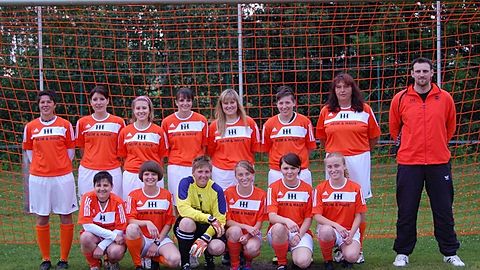 Hintere Reihe v. l.: Melanie Jordan, Julia Fikus, Nadja Burger, Franziska Bär, Nina Sandner, Nicole Schreiner, Monika Demel, Trainer C. Teufel
Vordere Reihe v. l.: Manuela Jordan, Sabrina Bär, Patricia Schreiner, Anna Kaul, Marina Meier, Lisa Kaul

Es fehlen: Stephanie Haubner, Carina Buskies, Spielleiter M. Weber