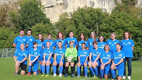 Hinten: Patrick Hugenschmidt (Co-Trainer), Daniel Schäuble (Co-Trainer), Sophie Stächelin, Seraphine Koger, Marisa Rombach,
Julia Wagner, Katharina Funk, Sarah Elsässer, Tanja Kallmann, Stefan Koger (Trainer), Melanie Krenzlin (Betreuerin).
Vorne: Jenny Brändlin (Betreuerin), Michelle Gaiser, Kathrin Dreher, Michelle Egner, Nicole Winkler, Sara Atzeni, Petra De
Bruijn, Vanessa Wölk, Jessica Schneider