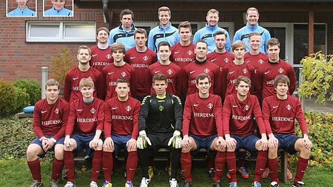 Obere Reihe von links: Betreuer Kim Weidig, Pascal Biermann, Co-Trainer Marcel Hentrich, Trainer Ulrich Wanders

Zweite Reihe von links: Carsten Demming, Sebastian Derksen, Michael Bühs, Marcel Benning, Tobias Kersten

Dritte Reihe von links: Jens Witschurke, Patrick Lückel, Sebastian Weyland, Karsten Weeverink, Benjamin Lückel (A-Jgd), David Hünting (A-Jgd)

Untere Reihe von links: David Lensing, Marcel Hengstermann, Niclas Hornung, Simon Meyering, Eric Peters, Philipp Wissing, Robin Schaten

Es fehlen (oben links): Christoph Paus, Yannick Wissing