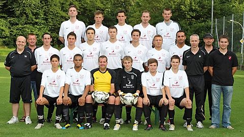 Hinten v.l.: Primorak, Rothenberger, Reinig, Specht, Kretz.
Mitte v.l.: Physio Weick, 1. Vors. Branitsch, Rössler, Kremer, Greulich, Herceg, Fellhauer, Fehringer, Toraman, Trainer Förster, 2. Vors. Ziegler, SpA Keilbach.
Vorne v.l.: Löffelmann, Angermund, Ueltzhöffer, Koch, Heim, Gassert.     Foto: Pfeifer