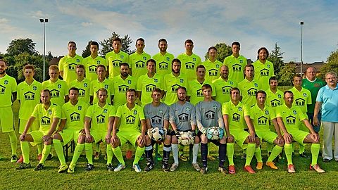 h.v.l.: Jan Müller, Michael Kutyma, Michael Nied, Pierre Nied, Kagan Selcukoglu, Marcel Golther, Andreas Kühner, Lukas Kürschner, Sascha Seubert;
m.v.l.: Daniel Böhmann (Trainer), Daniel Waltz, Marvin Hörn, Lukas Lippold, Ingo Lippold, Ahmet Islak, Ingo Schöner, Dennis Herbold, Julian Dickmann, Michael Störner, Nicolai Wilk, Benedikt Eberhardt, David Ordax, Torsten Hörn (Vorstand), Georg Dierolf (Kassier);
v.v.l.: Kevin Protze, Timo Schöner, Marco Krieger, Robert Schwietz (Trainer), Fabian Emmerich, Marcel Beyersdörfer, Pascal Kieser, Dennis Schwietz, Stan Menchow, Rico Seußler;