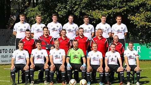 hintere Reihe v.l. Michael Schmitt, Daniel Böhmer, Andreas Schmitt, Thomas Brendel, Nico Thiem, Lukas Gradl, Stefan Körber, mittlere Reihe v.l. Spielleiter/2. Vorstand Johannes Krämer, Alexander Arnold, Trainer Maximilian Held, Trainer Alexander Süß, 1. Vorstand Josef Held, Betreuer Andreas Schoch, vordere Reihe v.l. Philip Schmidt, Maximilian Hümmer, Johannes Schmitt, Christopher Schüssel, Daniel Mannschedel, Raphael Schneider, Kapitän Daniel Grüner