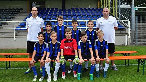 Von links hinten: Trainer Tom Arnold, Noah Wexelberger, Emil Gradl, Levi Weidner, Fabio Plößner, Marcel Zwetzig, Noah Schmidt, Daniel Bock, Techn. Leiter Jürgen Liebl
Von links vorne: Joshua Bernklau, Jona Eiber, Eva Dirnberger, Jan Klein, Kai Klein (C), Marie Dirnberger, Jannis Arnold, Leon Schmidt
Es fehlen: Jonas Kuhl