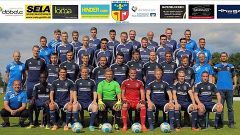 Vierte Reihe von links: Felix Ackermann, Philipp Olschewski, Julian Madlener, Ivan Lovric, Benjamin Gapp, Marcel Stärk, Janik Patent, 1.Vorsitzender Michael Braun.
Dritte Reihe von links: Betreuer Marius Nann, Dennis Sauer, David Thoma, Khaled Abbas, Alexander Hörmann, Sven Patent, René Sauter, Mario Waggershauser, Trainer Sven Sürgand.
Zweite Reihe von links: Betreuer Christoph Pahn, Patrick Bentele, Markus Fischbach, Markus Sonntag, Lukas Eisele, Maximilian Heß, Patrick Niedermaier, Johannes Freßle, Michael Krüger, Fabian Harfmann, Andreas Nägele, Co-Trainer Heiko Leippert, Vorstand sportliche Leitung Matthias Ortner.
Erste Reihe von links: Vorstand Öffentlichkeitsarbeit Josef Lorinser, Gibril Manneh, Patrik Steinhart, Max Schmidberger, Jacob Schuhmacher, Benjamin Denzel, Florian Pahn, Matthias Harfmann, Patrick Schneider.
Foto: Siegbert Arnold