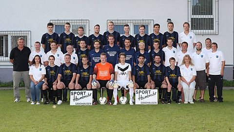 Hinten v.l.: Volk, Weimer, Schwebler, Scherger, Merkel, Rieger, Zeitler, Geistl, Palkowitz, Co-Trainier 1b/ SpA C. SchmidtMitte v.l.: Trainer J. Van Haaren, Vors. M. Link, Jgd- Leiter V. Beushausen, Betr. Engelsdorfer, Aras, Hucker, Zimbrich, Klefenz, Schlachter, Schneider, Vors. H. Weber, SpA M. Freitag, Trainer 1b T. Tremmel, Co-Trainier C. Erhart, Betr. RösslerVorne v.l.: Seitz, Müller, Höhn, Wipfler, Richter, Knopf, Wagner, Mehoviq, Eckhardt, Scrivens.