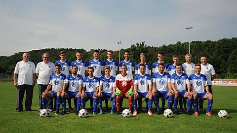 (hinten, von links) Karlheinz Beck, Klaus Rehbein (beide Betreuer), Nico Limpert, Darko Aleksoski, Florian Heimerl, Julian Hüfner, Anthony Brinkley, Max Hüfner, Paul Füller, Kevin Nitsch, Trainer Thomas Lutz, Vorstand Wolfgang Werner sowie (vorne, von links) Vlad Ruja, Co-Spielertrainer Mario Wirth, Sergej Kirichis, Lukas Müller, Florian Rottenberger, Arek Porombka, Adi Hamzic, Philip Greubel, Andrej Puscas. Es fehlen: Ervin Gergely, Christian Heilmann, Christian Laus, Stefan Krieg, Manuel Seufert, Andi Winkler, Lukas Gröning, Lukas Rottenberger, Santelo Vitagliano und Justin Röttinger